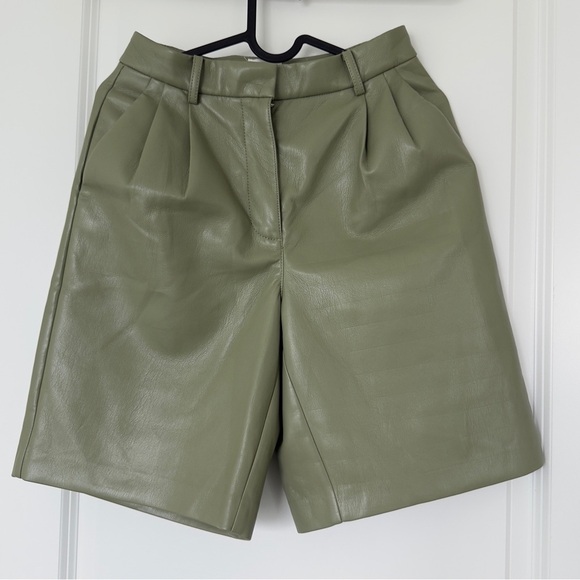 Wilfred Aritzia Olive Green Vegan Leather Shorts – Minor Lines(check photos) - Picture 4 of 12